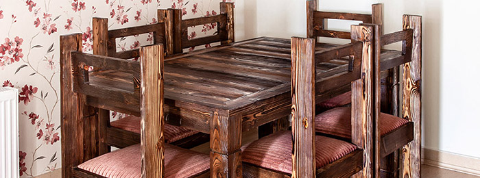 میز چوبی، صندلی چوبی، دکوراسیون رستوران